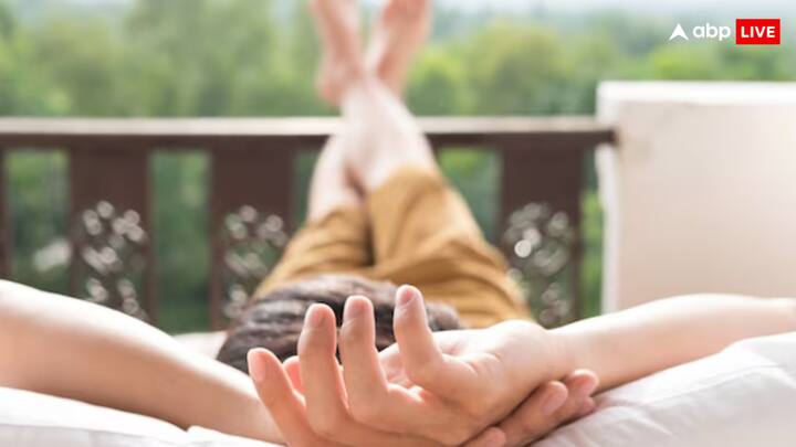 वहीं इंग्लैंड में 1884 इंग्लैंड में शनिवार को हाफ डे यानी आधे दिन काम करने का कैंपेन शुरू हुआ था. वहीं दुनिया की सबसे मशहूर मोटर कंपनी ‘फोर्ड’ के मालिक और अमेरिका के बिजनेसमैन हेनरी फोर्ड ने दुनिया में पहली बार अपनी कंपनी के कर्मचारियों को 5 दिन काम करने और 2 दिन वीकेंड पर छुट्टी देने की शुरुआत की थी.