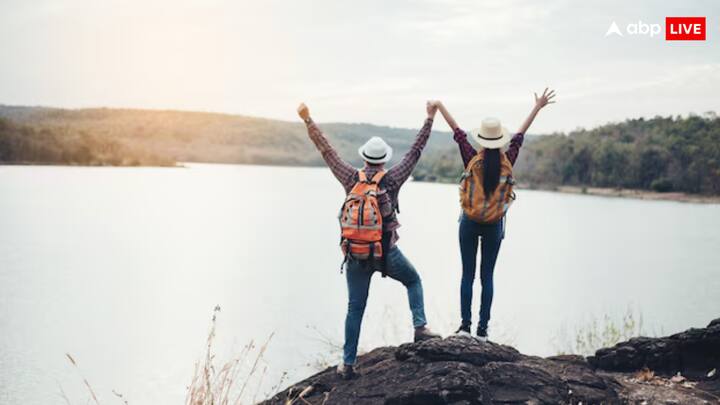 बता दें कि अंतरराष्ट्रीय मानकीकरण संस्था ISO ने रविवार की छुट्टी को 1986 में मान्यता दी थी. अब आप सोच रहे होंगे कि शनिवार फिर वीकेंड में कैसे जुड़ा है. बता दें कि इसकी मांग मजदूरों ने की थी. क्योंकि उनके एक दिन की छुट्टी में कोई काम नहीं हो पाता था.