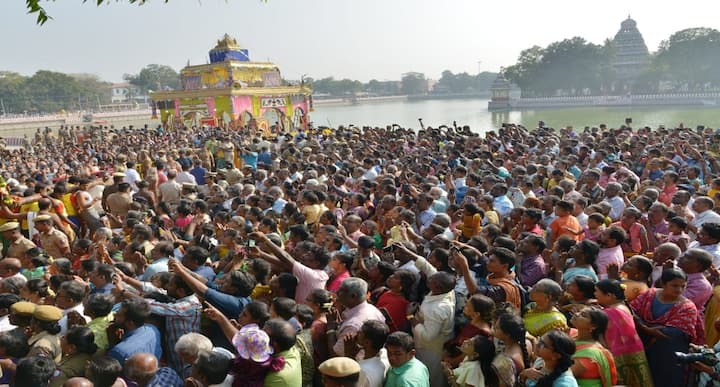 மீனாட்சியம்மன் கோயில் தெப்பத் திருவிழா கோலகலமாக தொடங்கி நடைபெற்றது. சுவாமியும் அம்மனும் தெப்பத்தில் வலம்வந்து பின்னர் மைய மண்டபத்தில் எழுந்தருளினர், ஆயிரக்கணக்கான பக்தர்கள் சாமி தரிசனம் செய்தனர்.