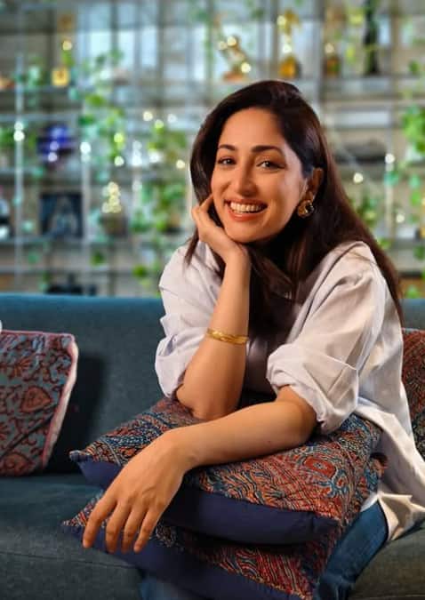 यामी गौतम सोशल मीडिया पर भी काफी एक्टिव रहती हैं. वह लगातार अपनी पर्सनल और प्रोफेशनल लाइफ से जुड़े अपडेट्स अपने इंस्टाग्राम पर शेयर करती रहती हैं. यामी के प्लेटफॉर्म पर 19.8 मिलियन से ज्यादा फॉलोअर्स हैं.