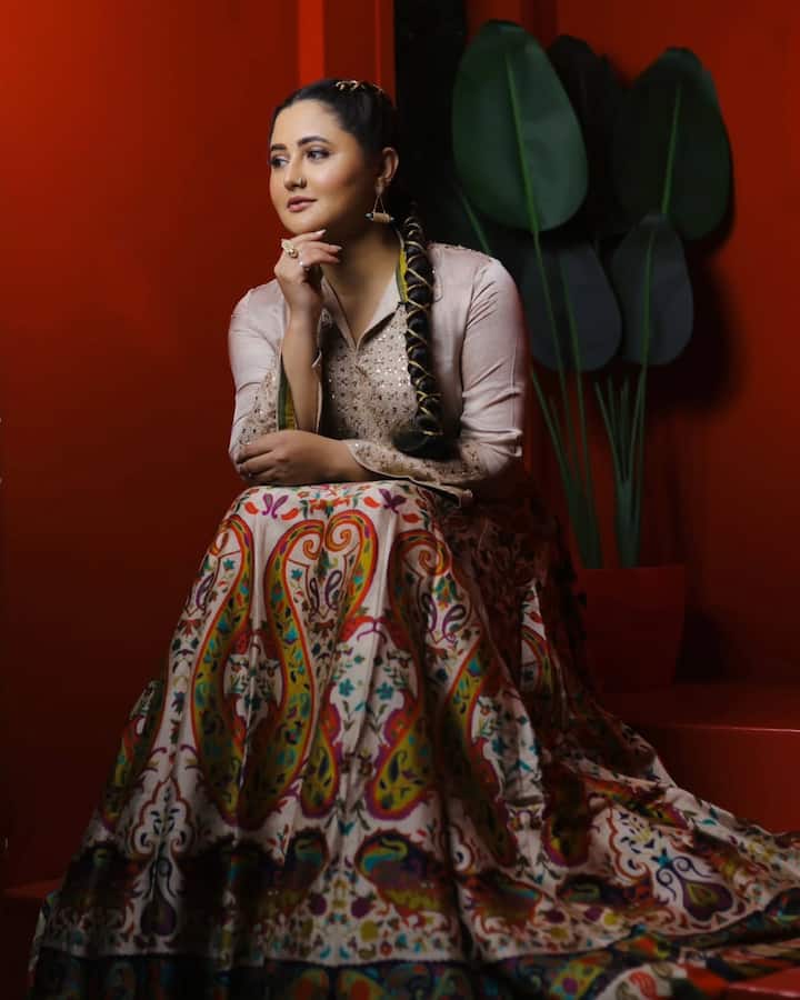 इस मुश्किल दौर से गुजरने के बाद भी रश्मि देसाई ने हार नहीं मानी और फिर से एक्टिंग शुरू की. जिसके बाद वो अपने कर्ज से मुक्त हुई और आज उनका नाम टीवी की हाईएस्ट पेड एक्ट्रेसेस में आता है.
