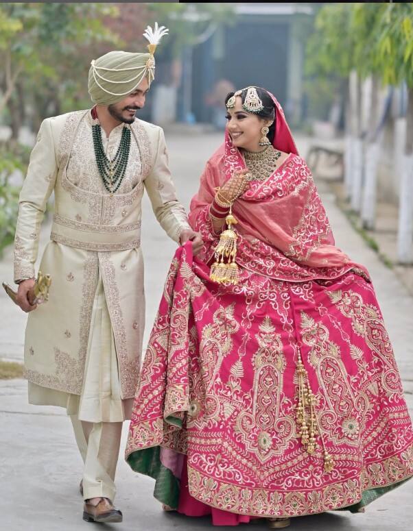 ਕਲਾਕਾਰ ਦੇ ਵਿਆਹ ਦੀਆਂ ਤਸਵੀਰਾਂ ਉਨ੍ਹਾਂ ਦੇ ਇੰਸਟਾਗ੍ਰਾਮ ਹੈਂਡਲ ਉੱਪਰ ਸ਼ੇਅਰ ਕੀਤੀਆਂ ਗਈਆਂ ਹਨ। ਜਿਸ ਨੂੰ ਦੇਖਣ ਤੋਂ ਬਾਅਦ ਪ੍ਰਸ਼ੰਸਕਾਂ ਦੇ ਨਾਲ-ਨਾਲ ਫਿਲਮੀ ਸਿਤਾਰਿਆਂ ਵੱਲੋਂ ਅੰਮ੍ਰਿਤ ਅੰਬੀ ਨੂੰ ਵਧਾਈ ਦਿੱਤੀ ਜਾ ਰਹੀ ਹੈ।