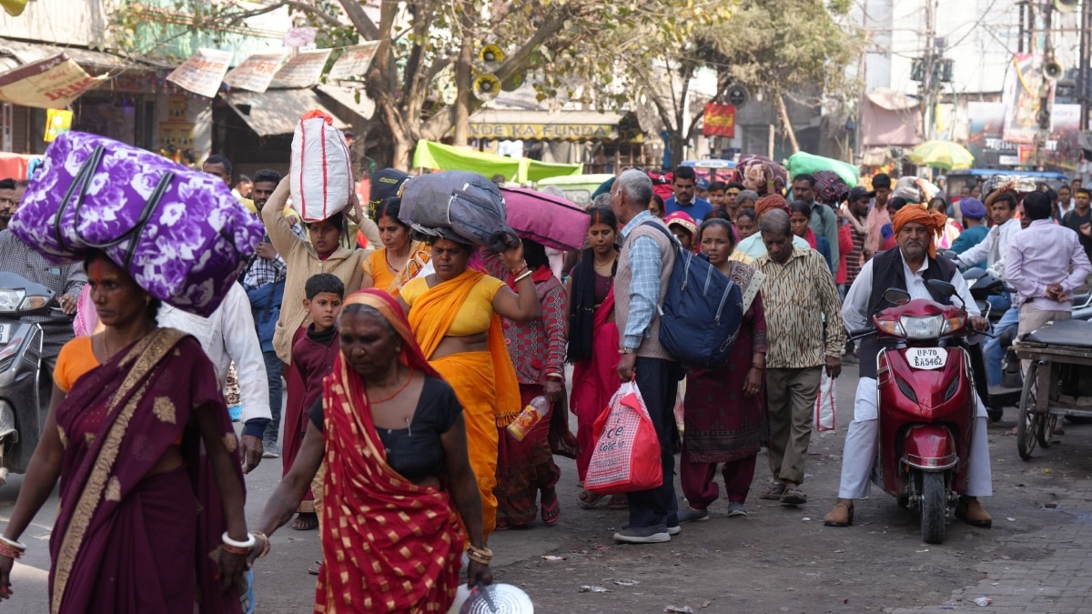 Prayagaraj: महाकुंभ में बढ़ती भीड़ स्थानीय लोग परेशान, दूध, राशन समेत अन्य जरुरी सामानों की हो रही किल्लत