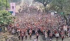 Raigad : डोक्यावर भगवा फेटा अन् हाती काठी, लाखो धारकऱ्यांच्या घोषणेने रायगड दुमदुमला