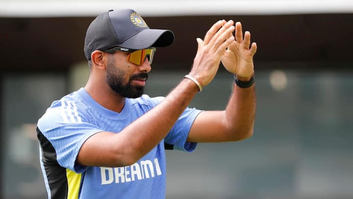 বুমরা জাতীয় ক্রিকেট অ্যাকাডেমিতে বেশ কয়েকদিন ধরে রয়েছেন। তাঁর স্ক্যানসহ সমস্ত পরীক্ষা-নিরীক্ষাও করা হয়েছে। সেই রিপোর্ট দেখেই বুমরাকে নিয়ে সিদ্ধান্ত নেওয়া হবে।