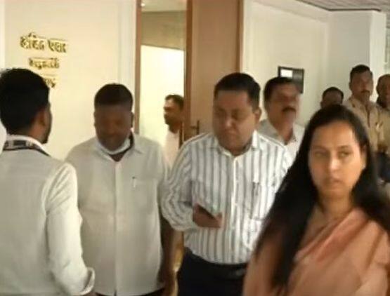 रायगड जिल्ह्याच्या पालकमंत्रीपदावरून शिवसेना आणि राष्ट्रवादीत जुंपली आहे. दोन्ही पक्ष पालकमंत्रीपदासाठी आग्रही आहेत.