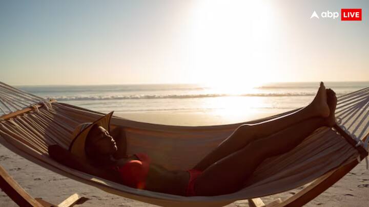 जानकारी के मुताबिक मुगलकाल में लोगों को शुक्रवार को छुट्टी दी जाती थी, क्योंकि उस दिन जुम्मे की नमाज होती थी. लेकिन भारत में 1843 से ब्रिटिश हुकूमत ने रविवार को छुट्टी घोषित की थी.