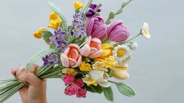 These types of flowers represent the promise of eternal devotion and unique beauty of your relationship. (Image Source: Pinterest/Hokokcrocrochet)