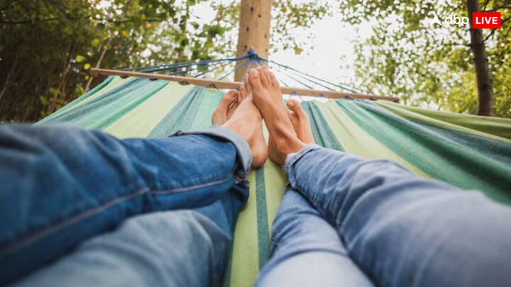 बता दें कि शुरूआत में सिर्फ स्कूल बंद रहते थे. लेकिन मजदूरों को हफ्ते के सातों दिन काम करना होता था. ऐसे में 1857 में एक मिल में काम करने वाले मजदूर नेता मेघाजी लोखंडे ने मजदूरों के हक में आवाज उठाई और एक दिन की छुट्टी की मांग की थी. उनकी यह कोशिश कामयाब हुई थी और 10 जून 1890 को ब्रिटिश भारत ने सभी वर्कर्स को छुट्टी देने का ऐलान किया था.