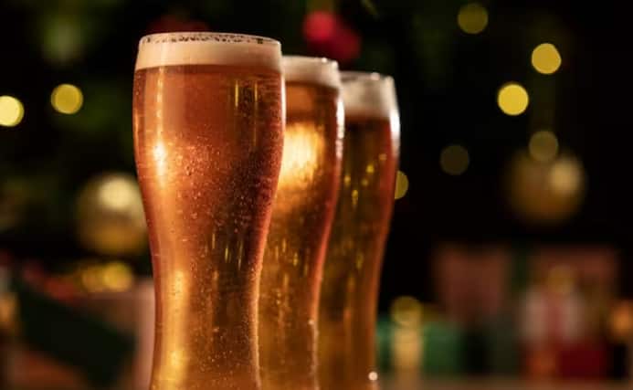 ਤੁਹਾਨੂੰ ਦੱਸ ਦਈਏ ਕਿ ਬੀਅਰ ਵਿੱਚ ਮੌਜੂਦ ਈਥਾਨੌਲ ਦੇ ਅਣੂ ਵੱਖ-ਵੱਖ ਤਾਪਮਾਨਾਂ 'ਤੇ ਵੱਖਰੇ-ਵੱਖਰੇ ਢੰਗ ਨਾਲ ਵਿਵਹਾਰ ਕਰਦੇ ਹਨ। ਜਦੋਂ ਬੀਅਰ ਬਹੁਤ ਠੰਡੀ ਹੁੰਦੀ ਹੈ, ਤਾਂ ਈਥਾਨੌਲ ਦੇ ਅਣੂ ਬੀਅਰ ਦਾ ਸੁਆਦ ਹੋਰ ਵੀ ਵਧੀਆ ਬਣਾਉਂਦੇ ਹਨ। ਇਹੀ ਕਾਰਨ ਹੈ ਕਿ ਲੋਕ ਹਮੇਸ਼ਾ ਠੰਡੀ ਬੀਅਰ ਪੀਣਾ ਪਸੰਦ ਕਰਦੇ ਹਨ।