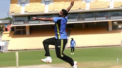 ICC Champions Trophy 2025: বুমরার চোট নিয়ে সংশয়, চ্যাম্পিয়ন্স ট্রফির জন্য তারকা ফাস্ট বোলারের বিকল্প হতে পারেন এঁরা