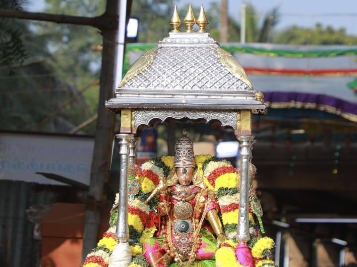 தெப்ப உற்சவத்தின்போது மட்டும் தான் சுவாமியும், அம்மனும் வெள்ளி சிம்மாசனத்தில் எழுந்தருளினாலும் கூட சுவாமியை விட அம்மன் கூடுதலாக ஒரு வாகனமான அவுதா தொட்டி வாகனத்தில் எழுந்தருளுவார் என்பது கூடுதல் சிறப்பு.