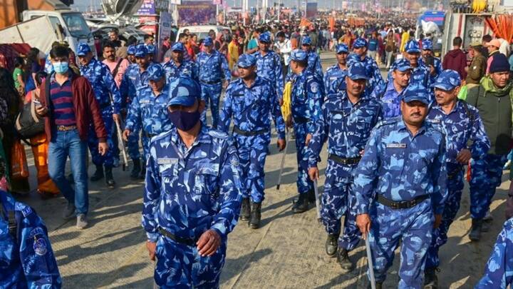 महाकुंभ के पांचवे स्नान पर्व माघी पूर्णिमा पर बुधवार को सुबह 10 बजे तक 1.30 करोड़ से अधिक लोगों ने गंगा और संगम में डुबकी लगाई. बुधवार तड़के से ही महिला, पुरुष, बुजुर्ग और बच्चों समेत श्रद्धालुओं का गंगा और संगम घाट की ओर आगमन जारी है. अधिकारियों ने यह जानकारी दी. मेला प्रशासन द्वारा जारी आंकड़ों के मुताबिक, बुधवार को सुबह 10 बजे तक 1.30 करोड़ से अधिक लोगों ने संगम और गंगा में स्नान किया. अब तक 47.45 करोड़ से अधिक लोग यहां स्नान कर चुके हैं.