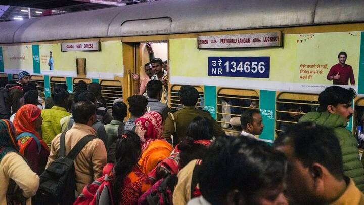 एक नजर यहां भी डालिए, जो बिहार के गया से आई है. स्टेशन पर महाबोधि एक्सप्रेस खड़ी है और ट्रेन में सवार होने के लिए देखिए कैसे-कैसे जतन किए जा रहे हैं. कोई इमरजेंसी खिड़की से घुस रहा है तो कोई स्टंट दिखाते हुए ट्रेन में दाखिल हो रहा है. ट्रेन चल चुकी है और यात्री जान जोखिम में डालकर गेट के आखिरी छोर या यूं कहिए कि ट्रेन के बाहर तक लटके हुए हैं. महिलाएं भी इस दौड़ में पीछे नहीं हैं. बराबरी से कुंभ पहुंचने के लिए वो खतरों की खिलाड़ी बनी हुई हैं.