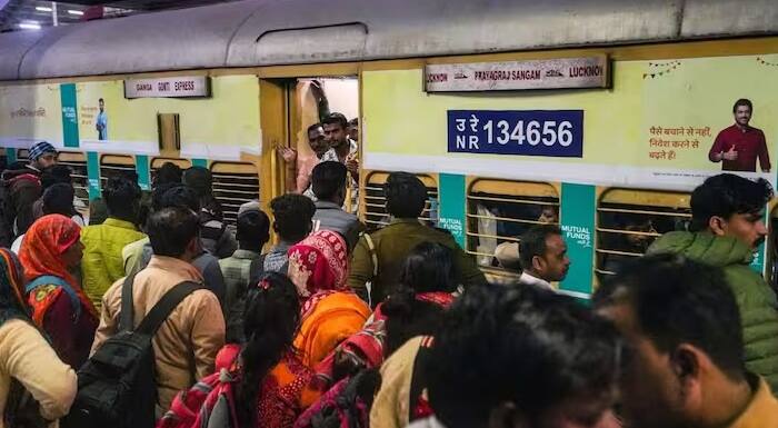 મહાબોધિ એક્સપ્રેસ સ્ટેશન પર ઉભી છે અને જુઓ ટ્રેનમાં ચઢવા માટે લોકો પ્રયાસો થઈ રહ્યા છે. કેટલાક ઇમરજન્સી બારીમાંથી પ્રવેશ કરી રહ્યા છે, જ્યારે કેટલાક સ્ટંટ કરતા ટ્રેનમાં પ્રવેશી રહ્યા છે. ટ્રેન પહેલેથી જ નીકળી ગઈ છે અને મુસાફરો ફાટકના છેડે અથવા ટ્રેનની બહાર લટકીને પોતાનો જીવ જોખમમાં મૂકી રહ્યા છે. આ દોડમાં મહિલાઓ પણ પાછળ નથી.