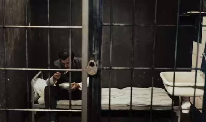 ਤੁਹਾਨੂੰ ਦੱਸ ਦਈਏ ਕਿ ਫਾਂਸੀ ਦੇਣ ਤੋਂ ਪਹਿਲਾਂ ਜੱਲਾਦ ਕਹਿੰਦਾ ਹੈ, ਮੈਨੂੰ ਮਾਫ਼ ਕਰ ਦਿਓ। ਹਿੰਦੂ ਭਰਾ ਨੂੰ ਰਾਮ-ਰਾਮ, ਮੁਸਲਮਾਨ ਨੂੰ ਸਲਾਮ, ਅਸੀਂ ਕੀ ਕਰ ਸਕਦੇ ਹਾਂ, ਅਸੀਂ ਤਾਂ ਹੁਕਮਾਂ ਦੇ ਗੁਲਾਮ ਹਾਂ। ਇਹ ਕਹਿ ਕੇ ਜੱਲਾਦ ਫਾਂਸੀ ਦਾ ਫੰਦਾ ਖਿੱਚ ਦਿੰਦਾ ਹੈ।