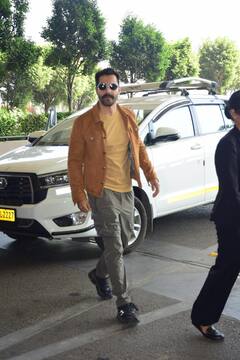 एयरपोर्ट पर 'संस्कारी बॉय' बन छाए Varun Dhawan, शेखर कपूर को देखते ही एक्टर ने छुए पैर, तस्वीरें वायरल