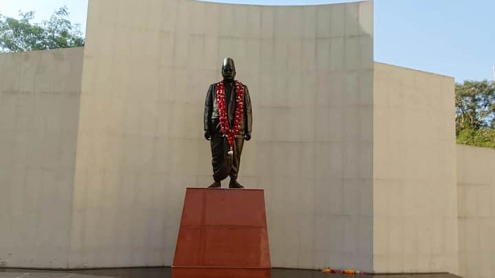 দফতরে ঢোকার মুখেই RSS-এর প্রথম প্রধান কেশব বলিরাম হেডগেওয়ারের একটি মূর্তি বসানো হয়েছে।  বেসমেন্ট রেয়েছে, ১৩৫টি গাড়ি দাঁড় করানোর পার্কিংও রয়েছে সেখানে। পরবর্তীতে ২০০ গাড়ি ঢোকানো যাবে।