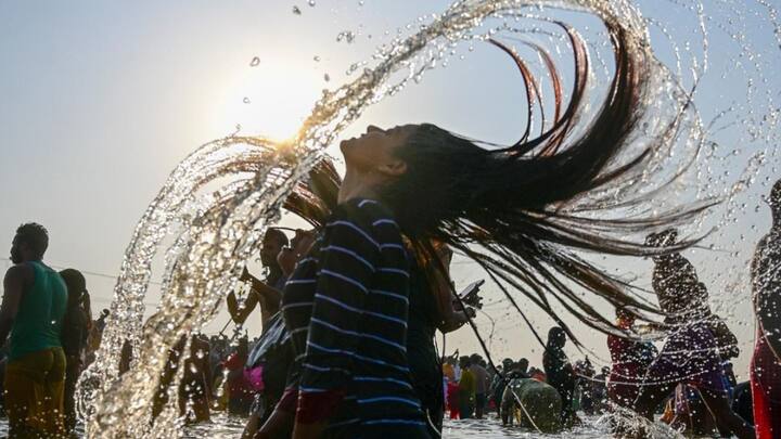 गोरखपुर से परिवार सहित कल्पवास करने आए मदन गोपाल शुक्ल ने कहा, 'आज हमारा कल्पवास पूरा हो रहा है. कल्पवास बहुत अच्छा रहा... कोई असुविधा नहीं हुई. पिछले चार साल से हम कल्पवास कर रहे हैं. हर साल मैं अपने भीतर के दुर्गुणों को गंगा में समर्पित करने के लिए कल्पवास करता हूं. पहली बार कल्पवास में मैंने (सुर्ती) तंबाकू का व्यसन छोड़ दिया और अगली बार कुछ और दुर्गुण छोड़ने का संकल्प है.'