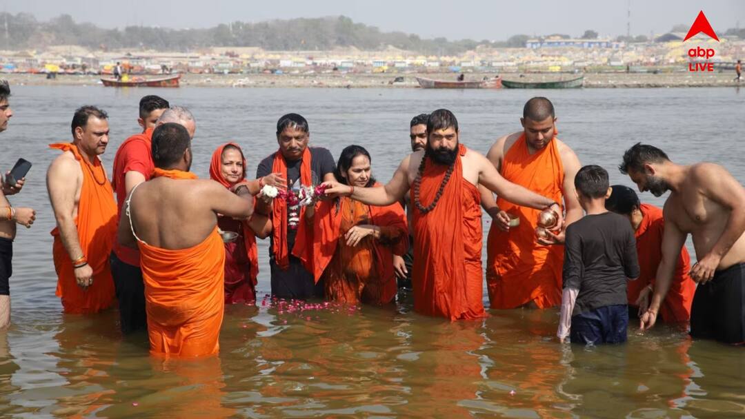 Massive crowd Triveni Sangam to take holy dip on Magh Purnima Mahakumbh Magh Purnima : মহাকুম্ভে মাঘী পূর্ণিমার পুণ্যস্নান, আদানীর পর প্রয়াগরাজে অম্বানীরাও