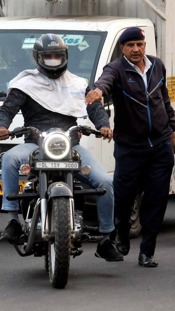 ट्रैफिक रूल्स में बदलाव, कट रहा हजारों रुपये का चालान