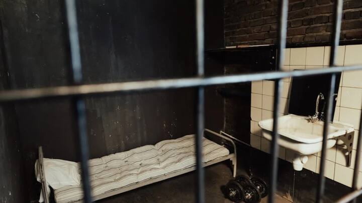 भारत में किसी को फांसी देते समय कुछ नियमों का पालन करना पड़ता है. इसमें फांसी का फंदा, फांसी देने का समय, फांसी की प्रकिया आदि शामिल है.वहीं भारत में जब किसी अपराधी को फांसी होती है, तो जल्लाद कैदी को फांसी देने से पहले उसके कान में कुछ कहता है.