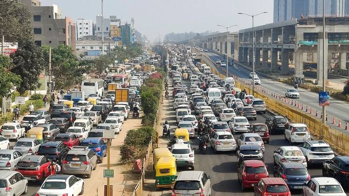 महाकुंभ में हालत ऐसी है कि मात्र 3 किलोमीटर की दूरी के लिए 200 रुपये वसूले जा रहे है. एक बाइक पर तीन-तीन सवारियां हैं और हेलमेट जैसी बुनियादी जरूरत के पालन का तो खैर सवाल ही नहीं उठता है, जिनको एयरपोर्ट या रेलवे स्टेशन पहुंचना है, उनकी मजबूरी का फायदा उठाते हुए उनसे तो चार से 6 किलोमीटर की दूरी के लिए हजार रुपए तक लिए जा रहे हैं.