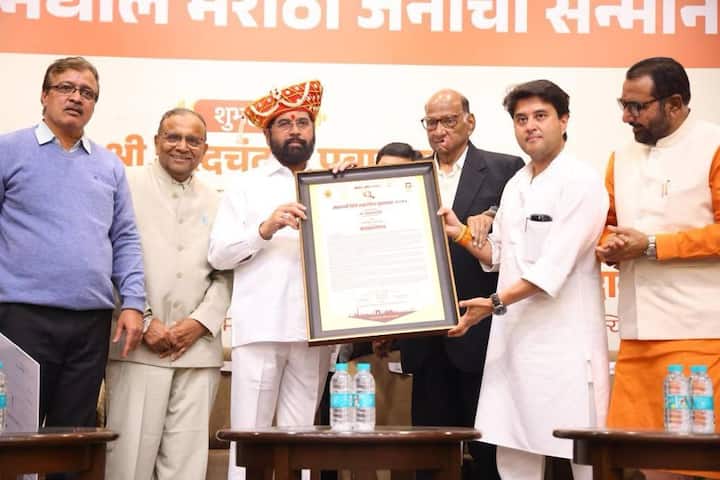 दिल्लीत अखिल भारतीय मराठी साहित्य संमेलनात एकनाथ शिंदे यांचा सत्कार केल्याने संजय राऊत यांनी शरद पवार यांच्यावर टीका केली आहे.