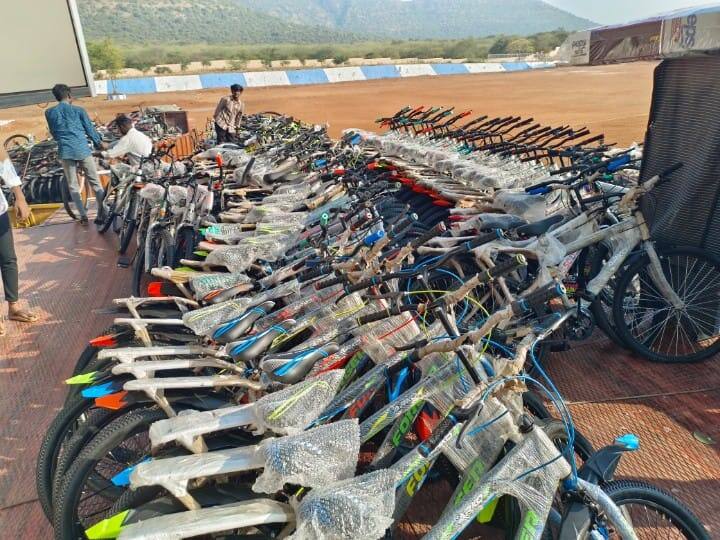 ஜல்லிக்கட்டு போட்டியில் வெற்றிபெறும் வீரர், காளை உரிமையாளர்களுக்கு வழங்கப்பட உள்ள சைக்கிள்.