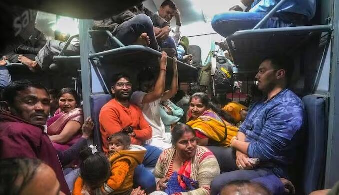 લોકો કોઈપણ કિંમતે મહાકુંભ સુધી પહોંચવા માંગે છે પછી ભલે તેને માટે ગમે તે કિંમત ચૂકવવી પડે. આ તસવીરો બિહારના મધુબનીથી આવી છે, જ્યાં ફક્ત જનરલ કોચ જ નહીં પણ એસી કોચ પણ લોકોથી ભરેલા હતા.