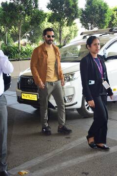 एयरपोर्ट पर 'संस्कारी बॉय' बन छाए Varun Dhawan, शेखर कपूर को देखते ही एक्टर ने छुए पैर, तस्वीरें वायरल