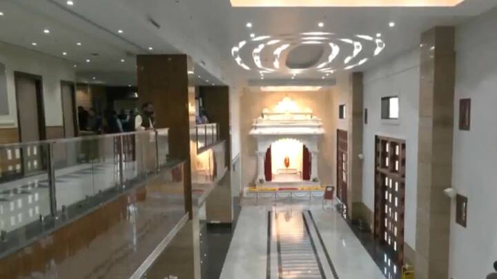 ৩.৭৫ একর জুড়ে বিস্তৃতি RSS-এর সদর দফতরটি। সবমিলিয়ে প্রায় ৩০০ কক্ষ রয়েছে। মোট ১৫০ কোটি টাকা খরচ করা হয়েছে সদর দফতর নির্মাণে, যা হিন্দুত্বের আদর্শে বিশ্বাসে ৭৫ হাজারের বেশি মানুষের আর্থিক অনুদান থেকে এসেছে বলে দাবি সঙ্ঘের। RSS নেতা এবং কর্মীদের নিয়ে সেখানেই যাবতীয় অনুষ্ঠান হবে।