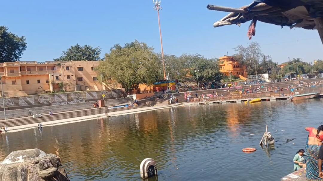 MP Effect of Maha Kumbh on Magh Purnima Shipra ghats deserted Narmada ghats crowded ann माघ पूर्णिमा पर महाकुंभ में भीड़, शिप्रा के घाट पड़े सूने, नर्मदा के घाटों पर दिखे कम श्रद्धालु