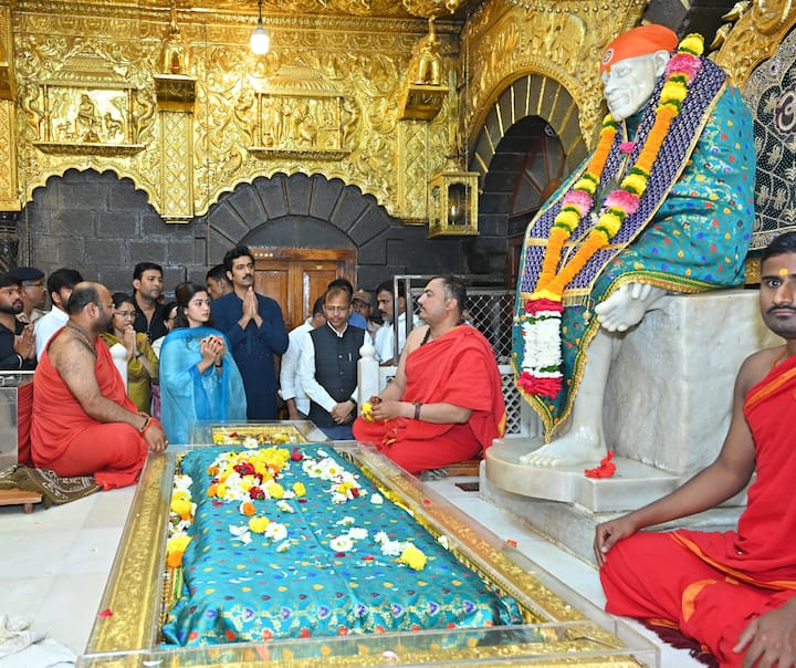 विक्की और रश्मिका शिरडी के साईं बाबा के दर्शन के लिए गए थे. उनके माथा टेकने की फोटोज वायरल हो रही हैं.