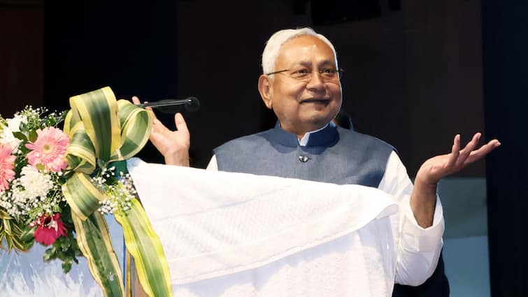 Bihar CM Nitish Kumar will distribute appointment letters to 21391 newly appointed constables Bihar Constables: बापू सभागार में नीतीश कुमार फिर बांटेंगे नियुक्ति पत्र, 21,391 नवनियुक्त सिपाहियों के लिए खुशखबरी