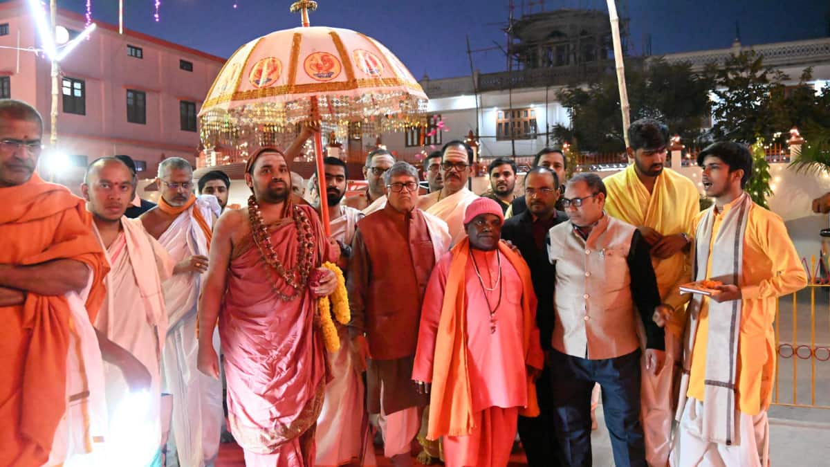 गोरखनाथ मंदिर पहुंचे श्रृंगेरी मठ के जगद्गुरु शंकराचार्य, शंखध्वनि और वैदिक मंत्रोच्चार के बीच हुई भव्य अगवानी