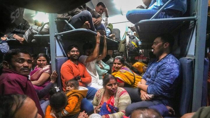 लोग महाकुंभ में हर सूरत में पहुंचना चाहते हैं, फिर चाहे इसके लिए कोई भी कीमत क्यों न चुकानी पड़ रही हो. तस्वीरें बिहार के मधुबनी से आई हैं, जहां जनरल तो क्या एसी बोगियों में भी लोग ठूंस-ठूंस कर भरे हुए थे.