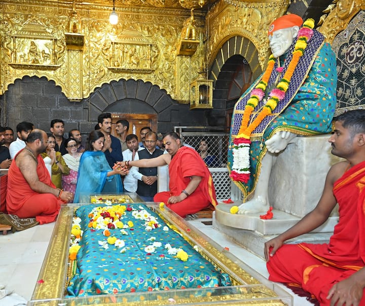 फोटोज में विक्की और रश्मिका दोनों ही ट्रेडिशनल अवतार में नजर आ रहे हैं.