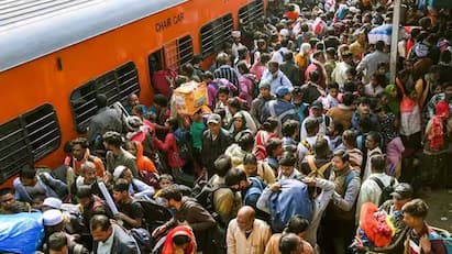 Mahakumbh 2025: લોકો કોઈપણ ભોગે મહાકુંભ સુધી પહોંચવા માંગે છે. આ માટે ગમે તે કિંમત ચૂકવવા તૈયાર છે. રેલવેએ ટ્રેનોના સમયમાં ફેરફાર કર્યો છે, પરંતુ બધું જ આયોજન નિષ્ફળ નિવડ્યું છે. પ્રયાગરાજ મહાકુંભમાં 45 કરોડથી વધુ લોકોએ પવિત્ર ડૂબકી લગાવી છે અને કરોડો લોકો હજુ પણ મહાકુંભમાં આસ્થાની ડૂબકી લગાવવા માટે પ્રયાગરાજ પહોંચી રહ્યા છે. યુપી, બિહાર અને મધ્યપ્રદેશના દરેક ખૂણામાંથી લોકો મહા પૂર્ણિમા મહાસ્નાનના શુભ મુહૂર્તમાં ડૂબકી લગાવવા માટે કાર, બસ અને ટ્રેન દ્વારા પ્રયાગરાજ પહોંચવાનો પ્રયાસ કરી રહ્યા છે.