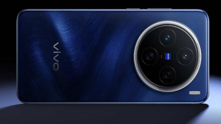 આ ફોનમાં 6.67-ઇંચ ડિસ્પ્લે છે, જે 4500 nits ની પીક બ્રાઇટનેસ સાથે આવે છે. આ ફોન MediaTek Dimensity 9400 (3nm) ચિપસેટથી સજ્જ છે. Vivo X200 માં 5800mAh બેટરી છે, જે 90W ફાસ્ટ ચાર્જિંગ અને રિવર્સ વાયરલેસ ચાર્જિંગને સપોર્ટ કરે છે. આ ફોનમાં 50MP ટ્રિપલ કેમેરા સેટઅપ છે જેમાં પેરિસ્કોપ લેન્સ, ટેલિફોટો લેન્સ અને અલ્ટ્રાવાઇડ લેન્સનો સમાવેશ થાય છે. તેનું 12GB+256GB વેરિઅન્ટ અમેઝોન પર 65,999 રૂપિયામાં ઉપલબ્ધ છે.