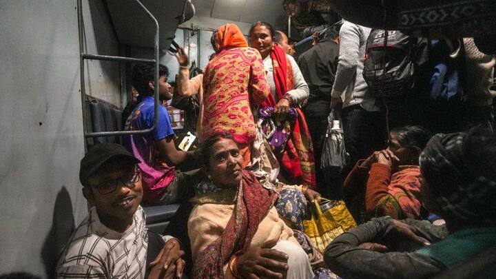 गाड़ियों की रफ्तार पर ब्रेक लग चुका है. बिहार के रोहतास जिले के कुदरा में हजारों बसें, गाड़ियां फंसी हुई हैं. ओडिशा, झारखंड और पश्चिम बंगाल जाने वाले यात्रियों की हालत खराब है, जो ना तो घर पहुंच पा रहे हैं और ना ही रास्ते में उनको जरूरी सुविधाएं मिल पा रही हैं. जो इंतजाम के साथ आए थे वो तो सड़क के किनारे खाना बनाकर अपनी भूख मिटा रहे हैं लेकिन जाम के बीच फंसे हजारों लोग ऐसे हैं जिनके पास ना तो खाना है ना पानी है और उन्हें वॉशरूम तक जाने के लिए संघर्ष करना पड़ रहा है