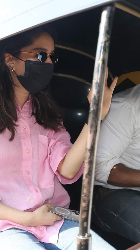 ऑटो रिक्शे में बैठकर वर्सोवा जेट्टी पहुंचीं श्रद्धा कपूर, मास्क से छुपाया चेहरा