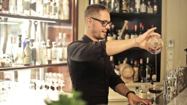 आसान भाषा में कहे तो आप आइस क्यूब के साथ व्हिस्की पिएंगे या गर्म पानी के साथ रम पिएंगे, ये दोनों ही स्वास्थ्य के लिए हानिकारक है. गर्म और ठंडे पानी का इस्तेमाल शराब के साथ सिर्फ उस तापमान में शरीर को राहत देने के लिए किया जाता है.