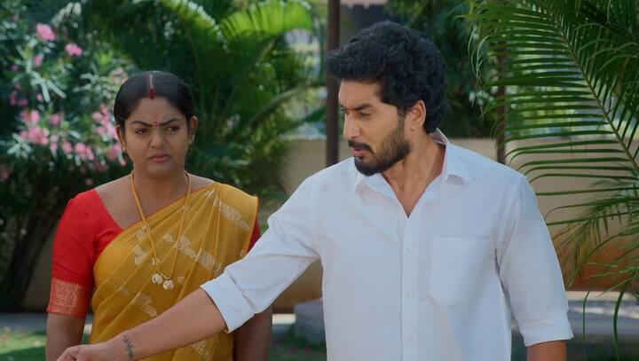 శ్రీధర్​తో మాటలు పడాల్సి వచ్చినందుకు కార్తీక్ చాలా ఫీల్ అవుతాడు. దీపపై కోపంతో.. నువ్వు ఎలాంటిదానివో ఈరోజు నాకు అందరూ చెప్తున్నారంటూ.. ఎవరితో మాటలు అనిపించుకోకూడదు అనుకున్నానో వారితోనే నన్ను అనిపించేలా చేశావు అంటూ సీరియస్ అవుతాడు. (Image Credit: Disney Plus Hotstar/ Star Maa)