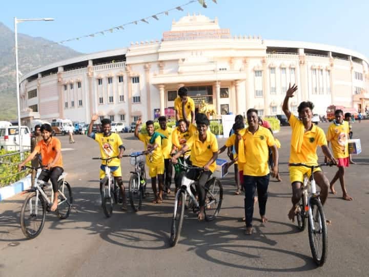 மதுரை அலங்காநல்லூர் ஊராட்சி ஒன்றியம் கீழக்கரையில் உள்ள கலைஞர் நூற்றாண்டு ஏறு தழுவுதல் மைதானத்தில் 2-ம் நாள் ஜல்லிக்கட்டு போட்டியில் முதல் சுற்றில் மாடு பிடி வீரர்கள் வெற்றி பெற்ற பரிசுகளுடன் மகிழ்ச்சியில்.