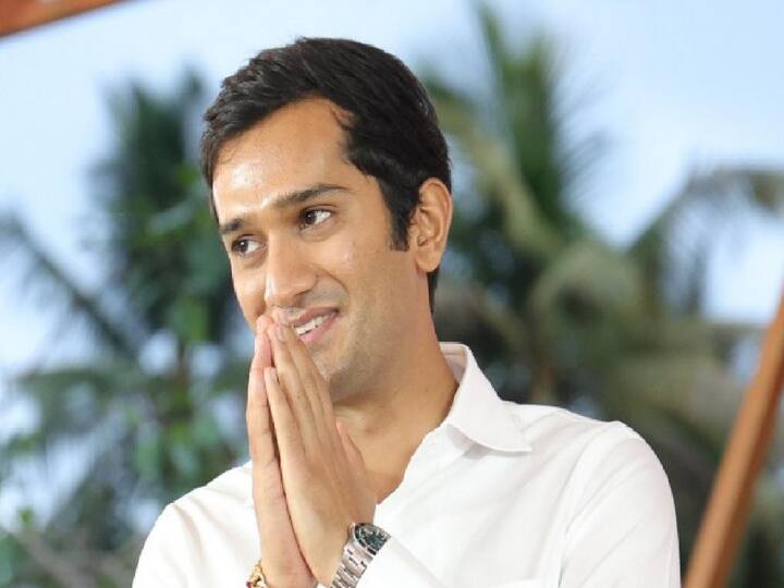 कोल्हापुरातील भाजपचे राज्यसभा खासदार धनंजय महाडिक यांचे चिरंजीव कृष्णराज महाडिक यांनी फेसबुकवर रिंकू राजगुरूसोबतचा फोटो शेअर केला. तेव्हापासूनच दोघांच्या लग्नाच्या चर्चांना उधाण आलं आहे.