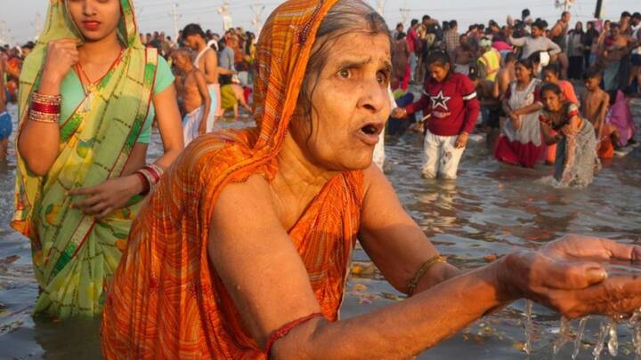 ‘त्रिवेणी संगम आरती सेवा समिति’ के संस्थापक और तीर्थ पुरोहित राजेंद्र मिश्रा ने बताया, 'पिछली पूर्णिमा पर कल्पवास का संकल्प लेने वाले कल्पवासियों का संकल्प आज पूरा हो रहा है. उन्होंने एक महीने तक सभी यम, नियम और संयम, आदर्श सात्विक जीवन का अक्षरशः पालन करने, भूमि पर शयन करने, तीन बार स्नान करने, स्वयं भोजन बनाकर एक समय भोजन करने, यथोचित दान करने और गुरु की वाणी का श्रवण करने का संकल्प लिया था.' उन्होंने बताया, 'आज वे मां गंगा का पूजन, दीपदान करके उस संकल्प से मुक्त होंगे और दिशाशूल को देखते हुए अपने घरों के लिए प्रस्थान करेंगे. कोई आज प्रस्थान करेगा तो कोई कल या परसों प्रस्थान करेगा. दो-तीन दिनों में सभी कल्पवासी प्रस्थान कर जाएंगे.'