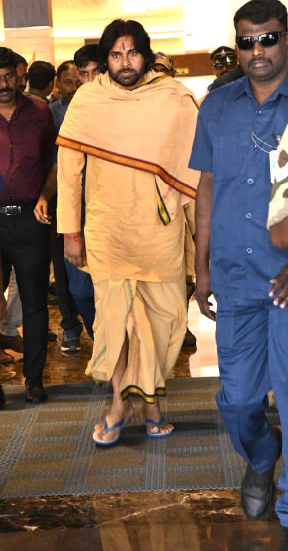 ఎన్డీఏ కూటమి ప్రభుత్వం ఏర్పడ్డాక సనాతన ధర్మం, హిందుత్వంపై ఫోకస్ చేసి రాజకీయాలు చేస్తున్నారు. తమిళ డిప్యూటీ సీఎం స్టాలిన్ తో సనాతన పోరు మొదలైంది.