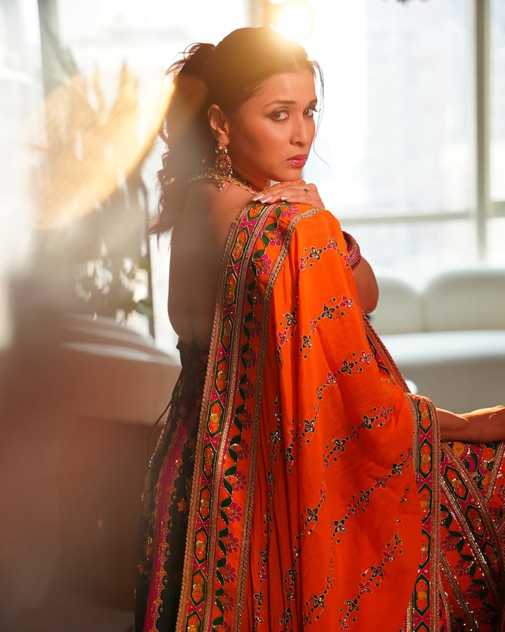 मन्नारा या फोटोंमध्ये फारच सुंदर दिसत आहे.