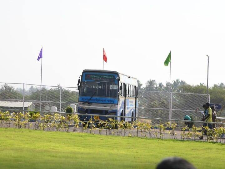 மதுரை அலங்காநல்லூர் ஊராட்சி ஒன்றியம் கீழக்கரையில் உள்ள கலைஞர் நூற்றாண்டு ஏறு தழுவுதல் மைதானத்தில் 2-ம் நாள் ஜல்லிக்கட்டில் போட்டியை காண பொதுமக்களுக்கு சிறப்பு பேருந்து வசதி ஏற்பாடு செய்யப்பட்டுள்ளது.